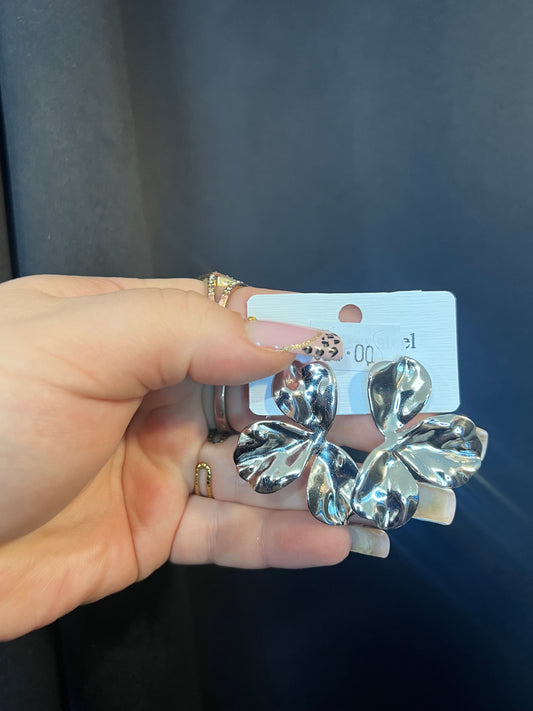 Boucle d’oreille argentée