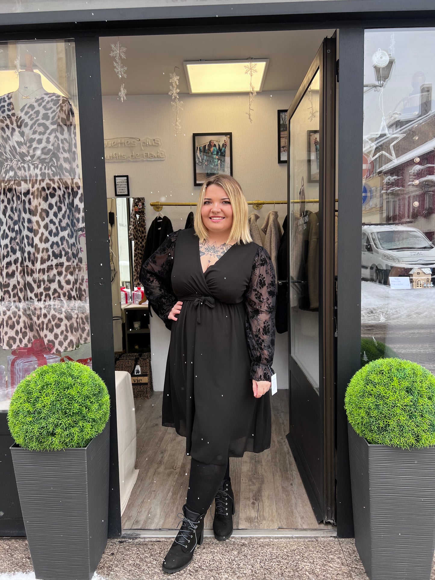 Robe noir manches fleurs