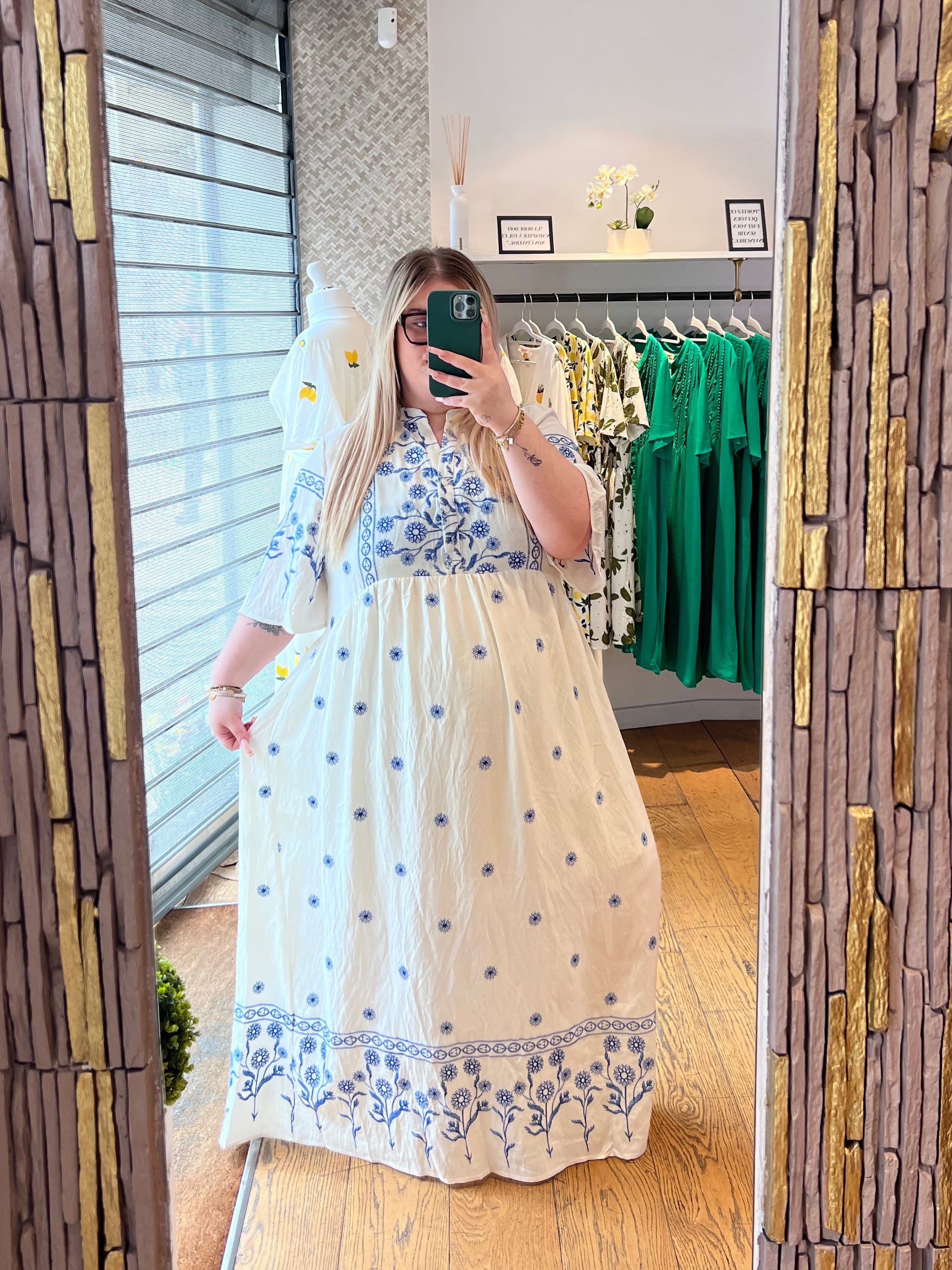 Robe blanche et bleu
