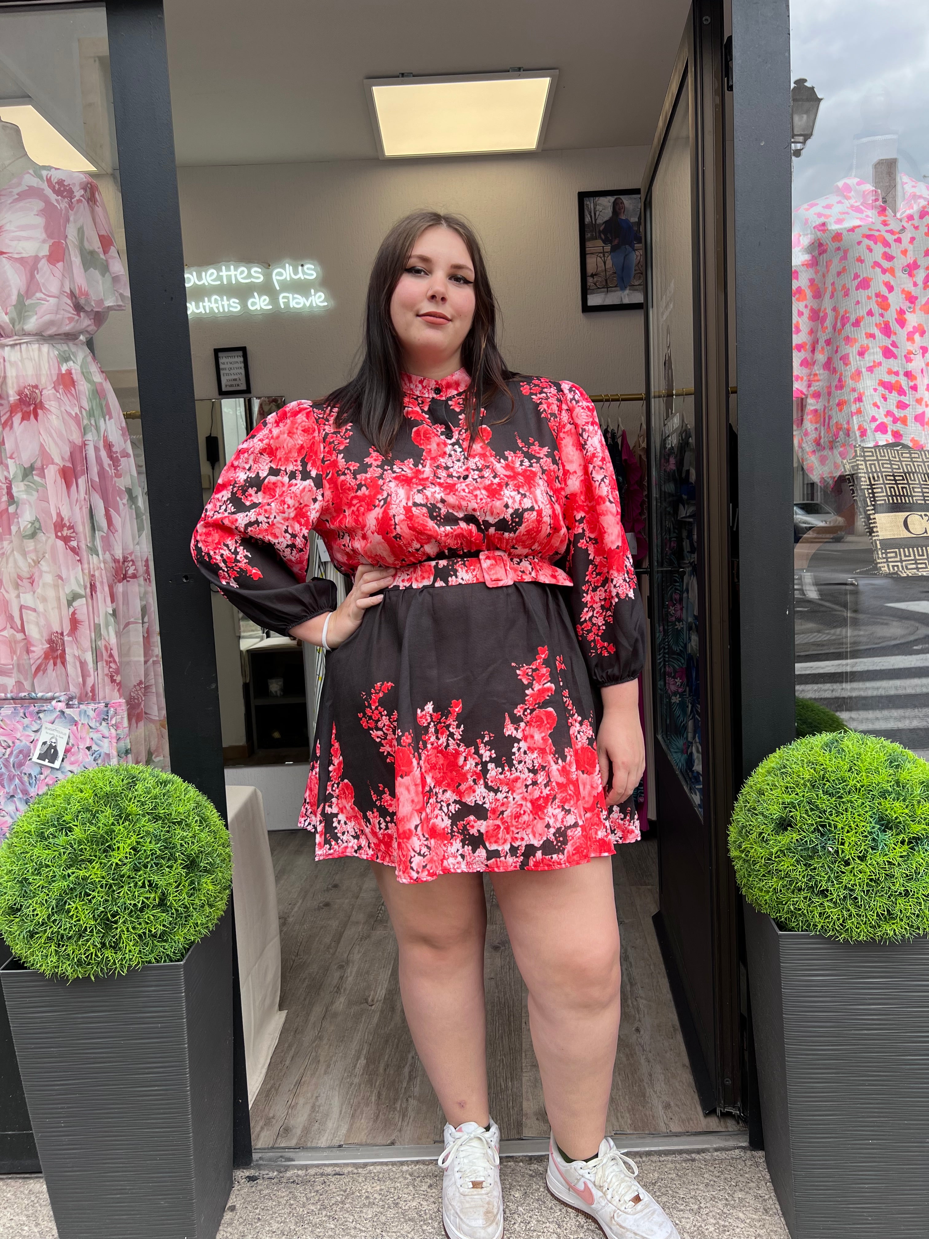 Robe rouge avec ceinture