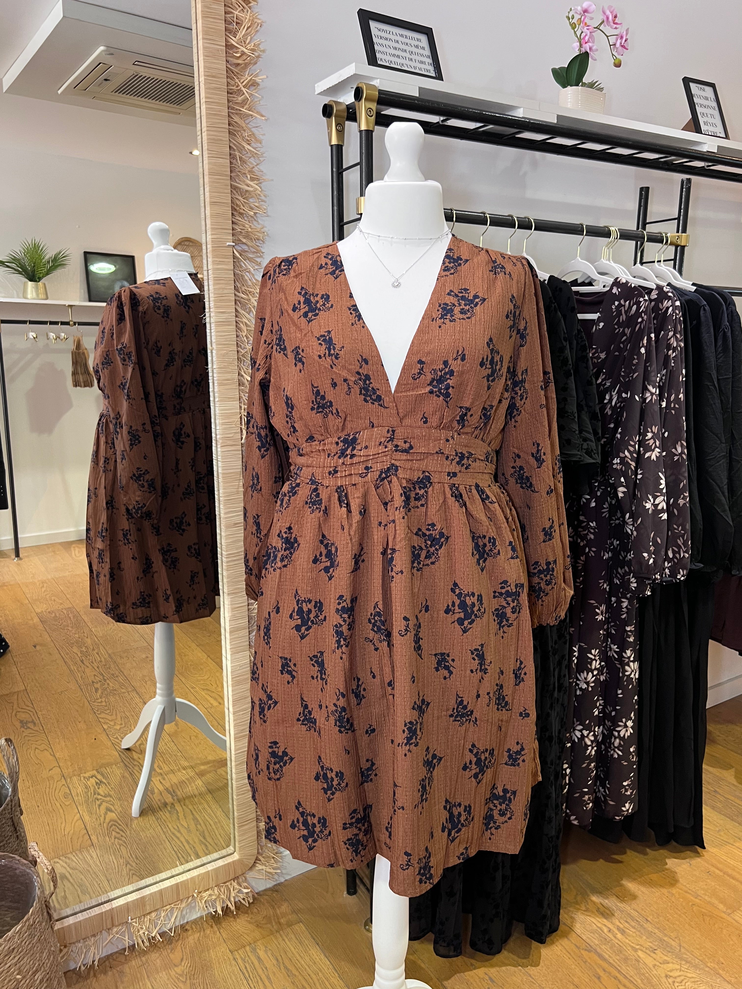 Robe marron à motifs