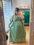Robe longue verte à fleurs
