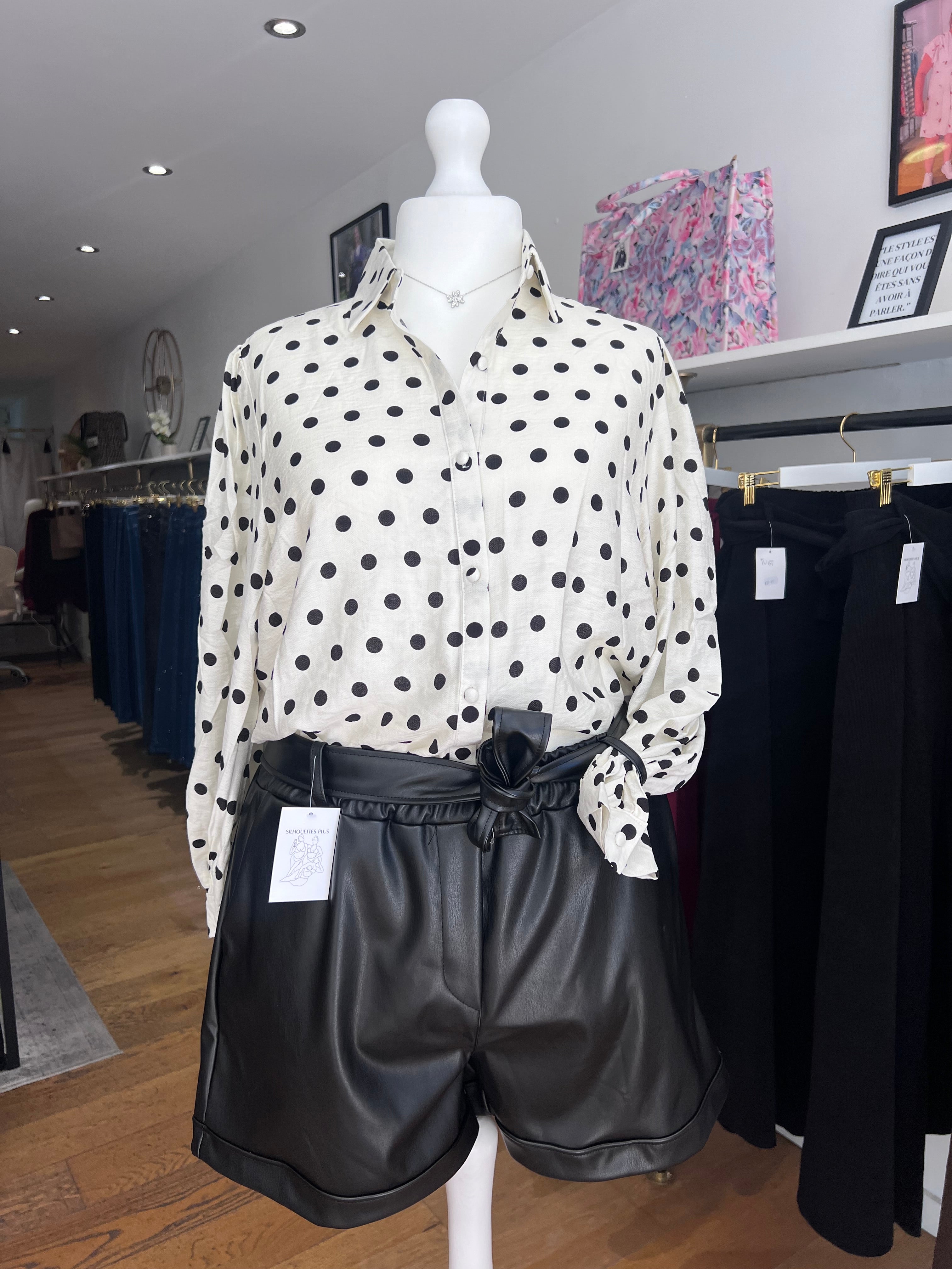 Chemise à pois noir