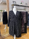 Robe noir à fleurs