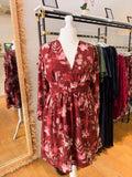 Robe bordeau avec fleurs