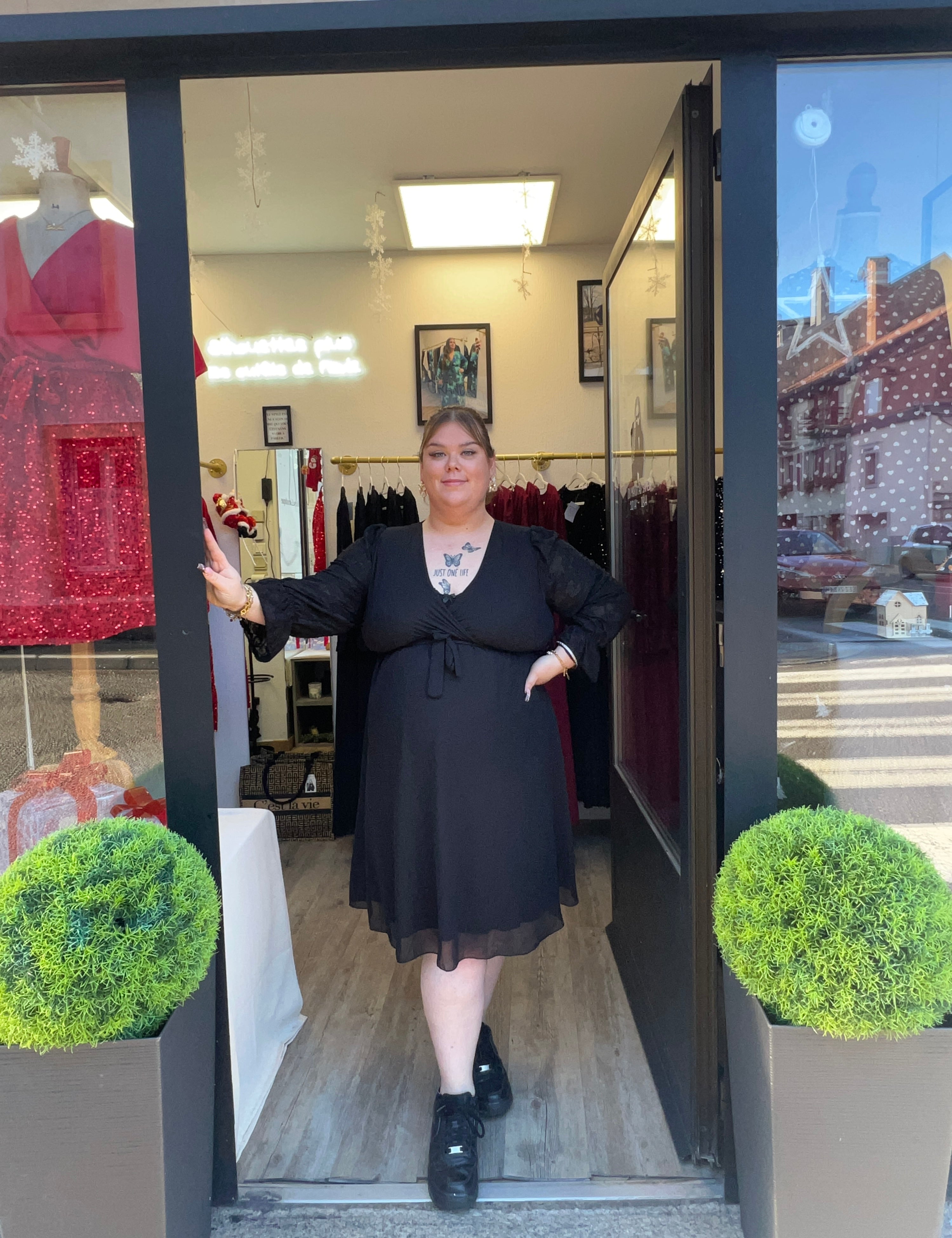 Robe noir manches fleurs